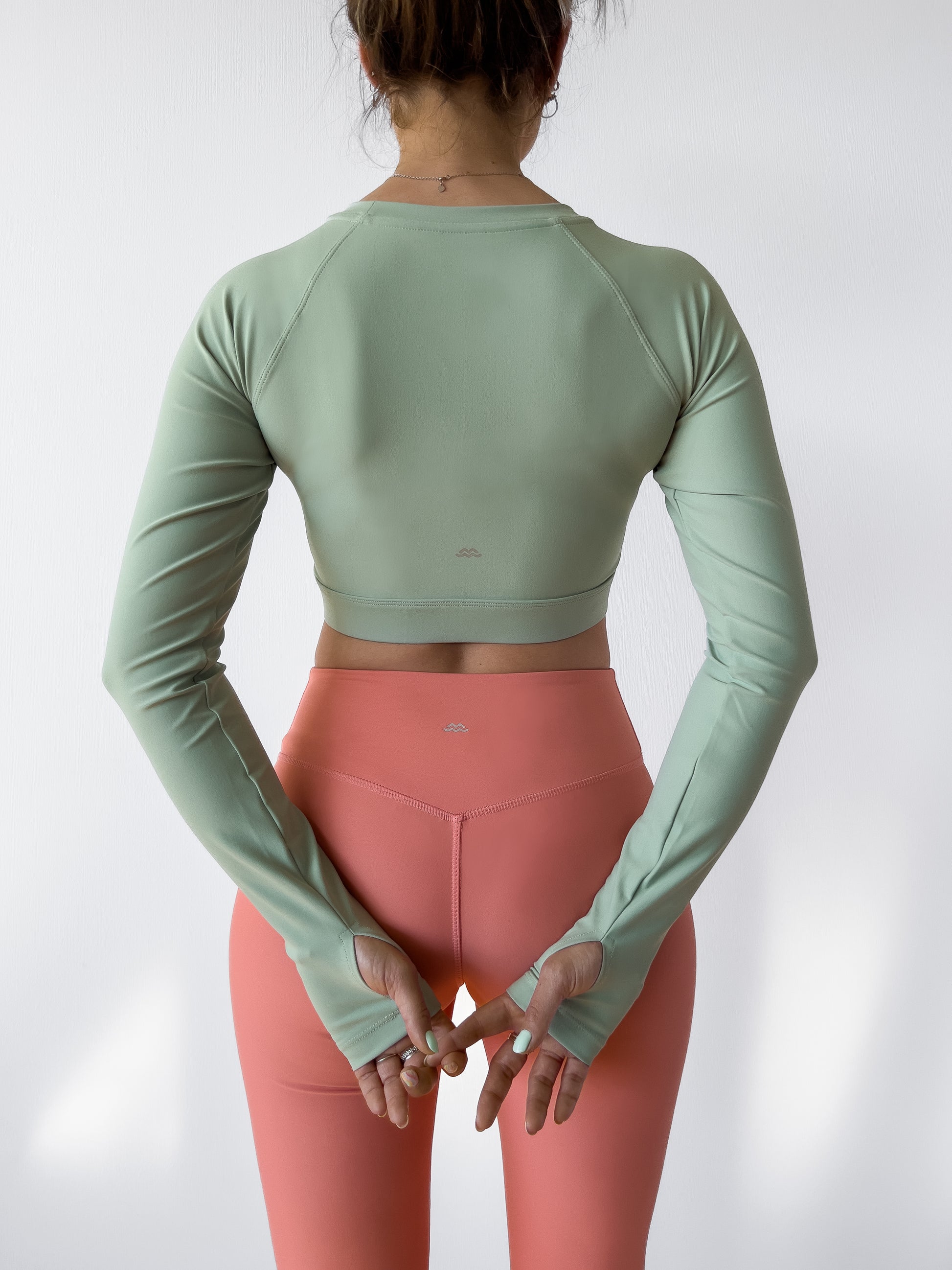 Croptop diseñado para deportes de impacto medio a bajo, estilo en cuello redondo y alto, sus mangas largas tienen orificios para los pulgares.  Siéntete cómoda usando este top en tus entrenamientos de gimnasio, yoga, pilates, trekking o para tu día a día. Combina este color con tus clásicos para tu entrenamiento o con tus outfits, le darás un toque único.